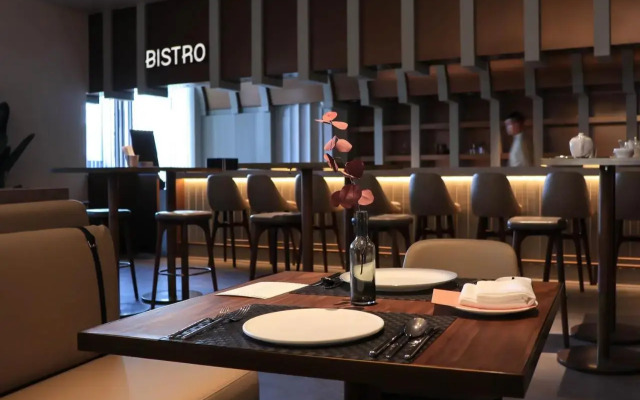 Zhengzhou East Railway Station Crossing Hotel