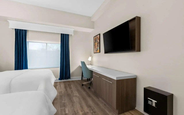 Latitude Suites Tinton Falls Eatontown/BW Premier Collection 