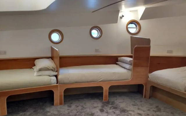 Kyle Blue Bristol - Luxury Hostel Boat