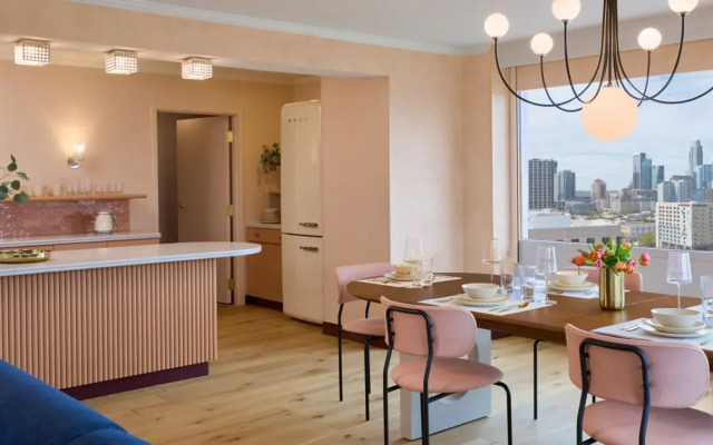 Downright Austin, A Renaissance Hotel