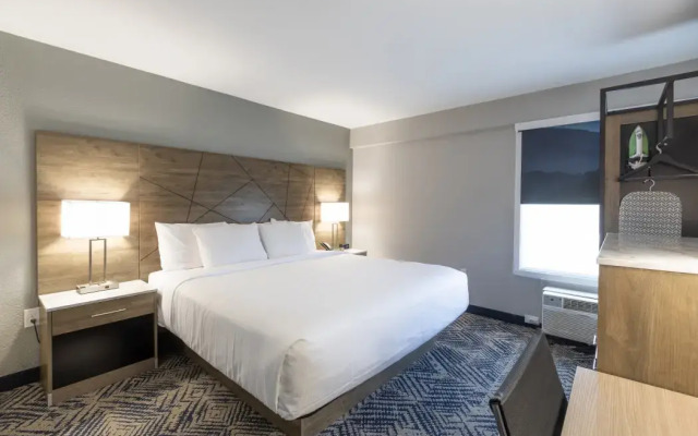 Rodeway Inn & Suites near Outlet Mall - Asheville