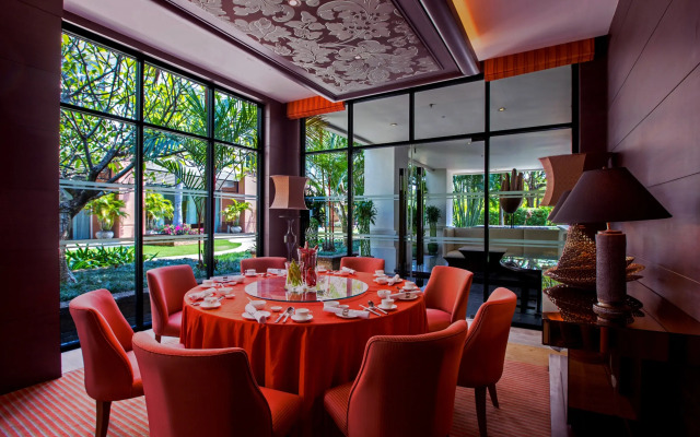 Hotel & Suites Shangri-La