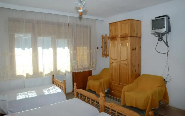 Kristal Guest House