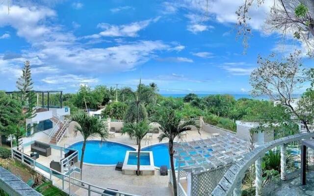 Daymond Blue Tropical Lodge