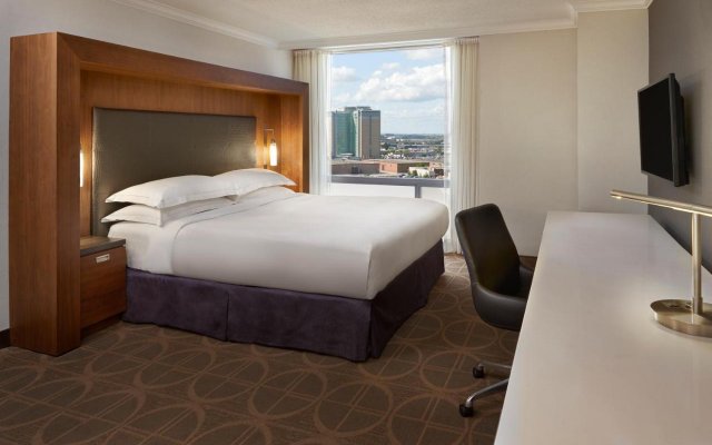 Hilton Toronto Airport Hotel & Suites