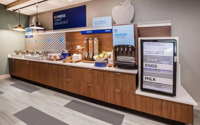 Holiday Inn Express & Suites Cleveland West - Westlake by IHG