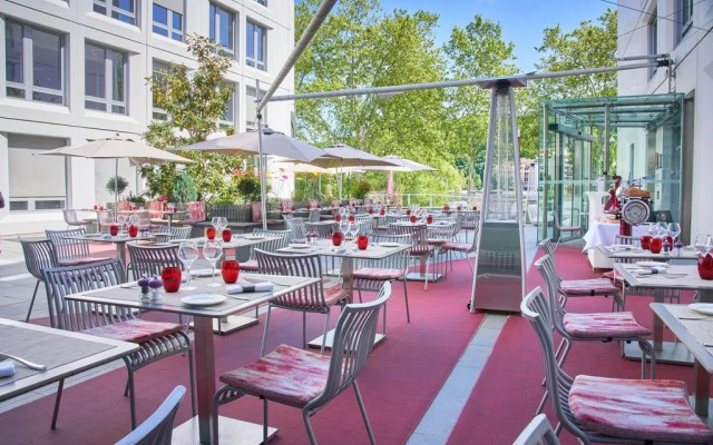 Spark by Hilton Lyon Ouest Hotel