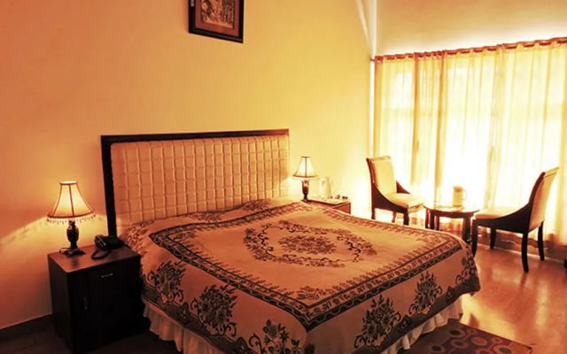 Hotel Traveller's Paradise Naukuchiatal [The Hill Skirt Resort]