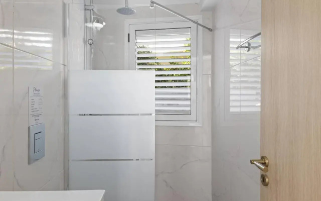 Phaedrus Living: Alkminis Seaside Suites Sand