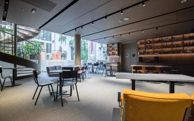 Maverick Athenaeum Hotel