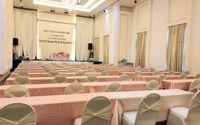 Crystal Palace Luxury Hotel