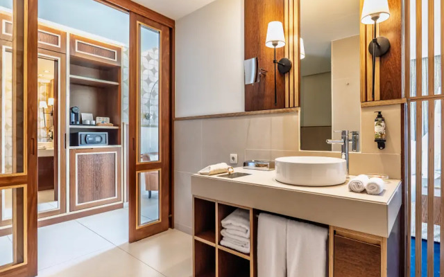 Wine & Books by the Sea