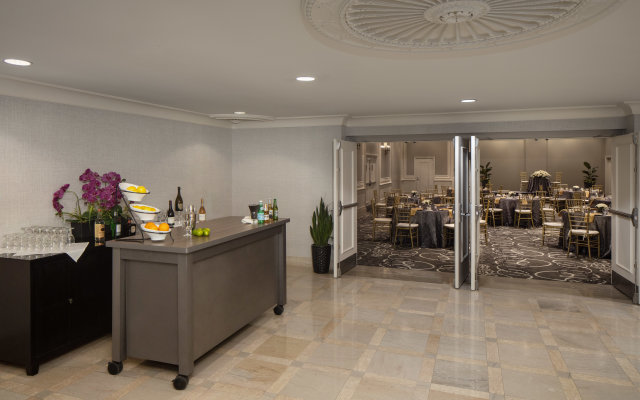 DoubleTree Suites by Hilton Hotel Detroit Downtown - Fort Shelby