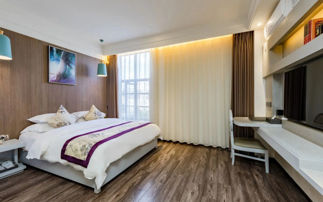 Spring River Flower Moon Hotel (Kunming Dianchi Haigeng Dam)
