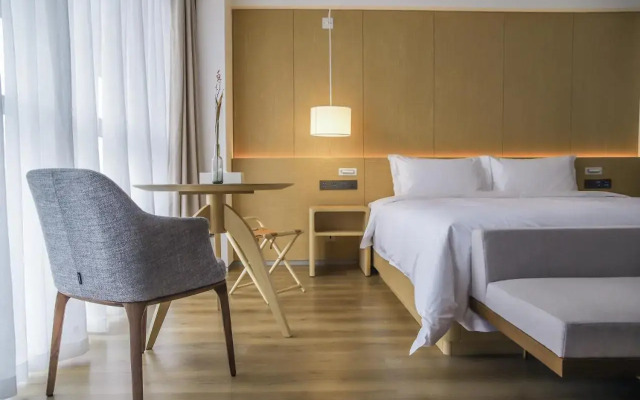 Zhengzhou East Railway Station Crossing Hotel