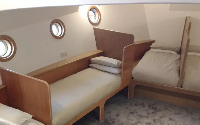 Kyle Blue Bristol - Luxury Hostel Boat