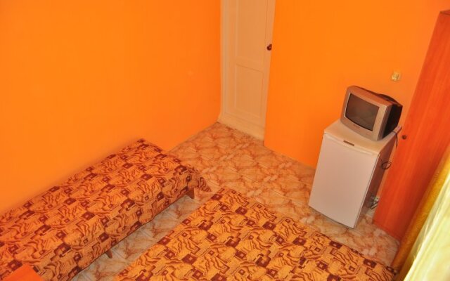 Inn on Chernomorskaya 100