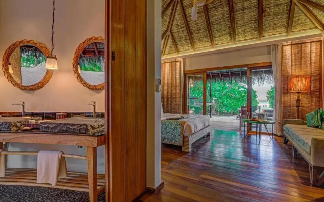 Constance Moofushi All Inclusive Hotel