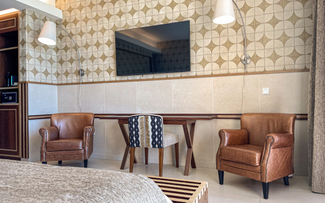 Wine & Books by the Sea