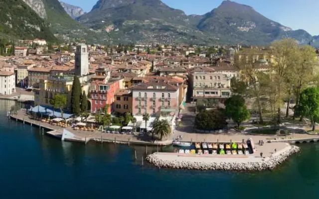 Bellavista Lakefront Hotel & Apartments
