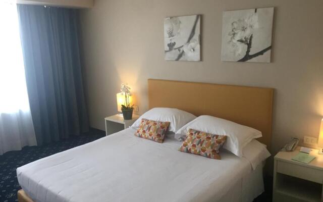 Blaise & Francis Hotel