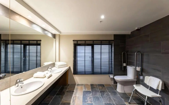 DoubleTree by Hilton London Victoria