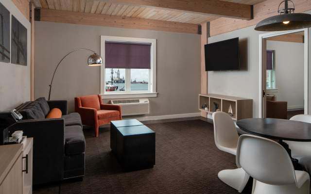 Harbor House Hotel and Marina at Pier 21