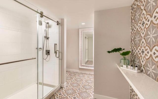 The Singer Oceanfront Resort, Curio Collection by Hilton
