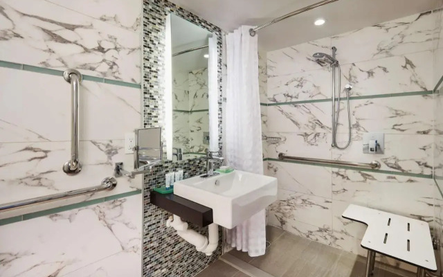 Waterstone Resort & Marina Boca Raton, Curio Collection by Hilton