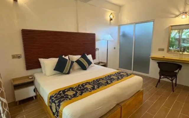 Blue Water Thoddoo Inn