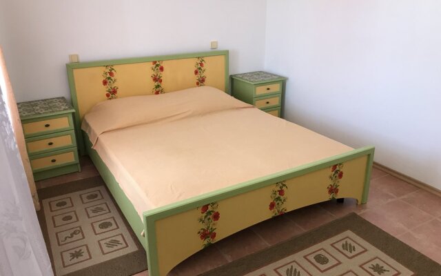 U Treh Roz Guest House