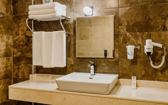 Olivia Palm Hotel