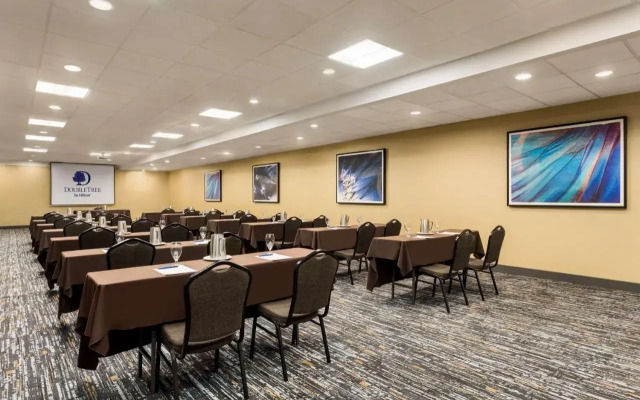 DoubleTree by Hilton Pointe Claire Montreal Airport West