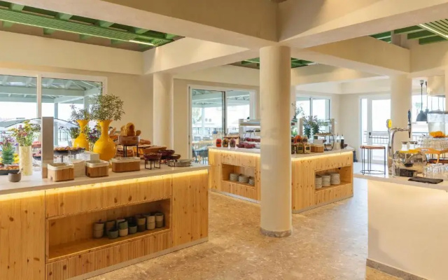 WellClub Family Wellness & Sea View Suites
