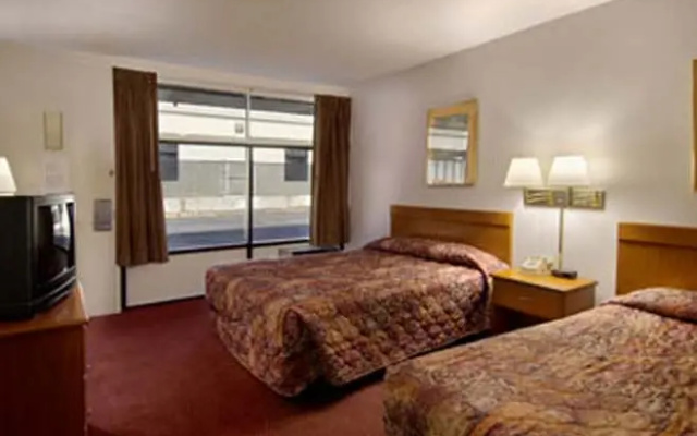 Howard Johnson Inn And Suites Columbus