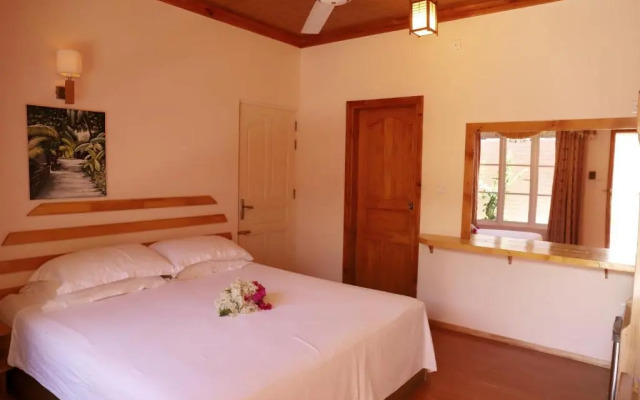New Breeze Thoddoo Inn