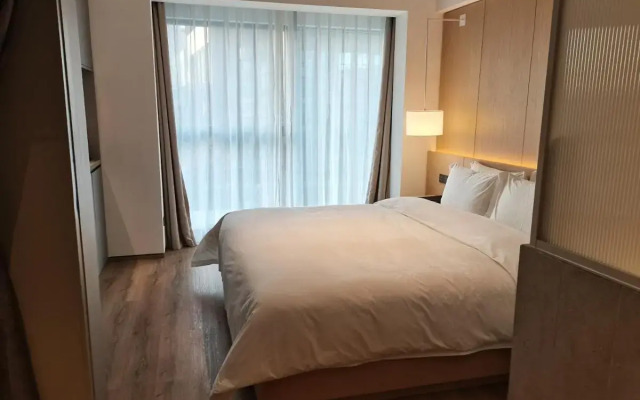 Zhengzhou East Railway Station Crossing Hotel