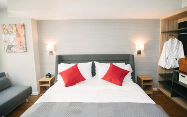 Hotel 32 32