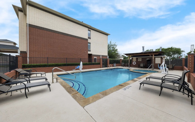 Best Western Plus Lake Dallas Inn & Suites