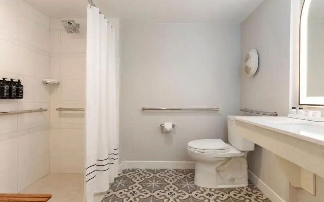 The Singer Oceanfront Resort, Curio Collection by Hilton