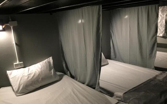 Beehive Phuket Old Town - Hostel