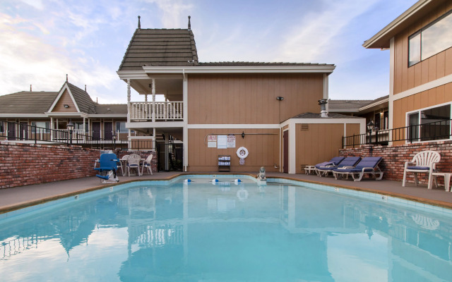 BaySide Inn & Suites Eureka