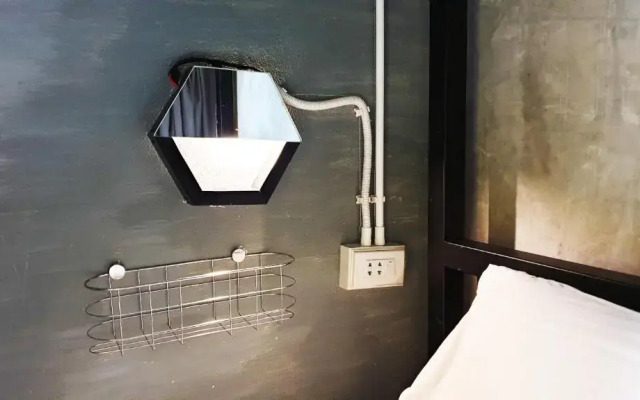 Beehive Phuket Old Town - Hostel