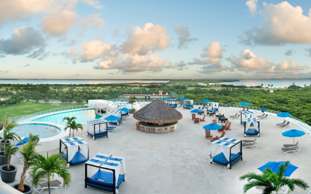 Отель Seadust Cancun Family Resort