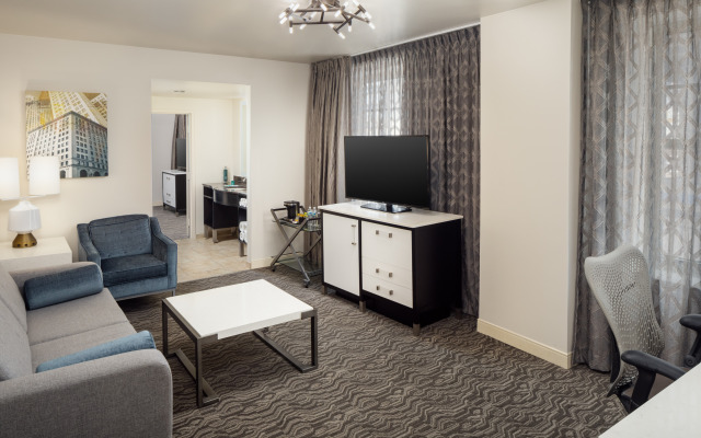 DoubleTree Suites by Hilton Hotel Detroit Downtown - Fort Shelby