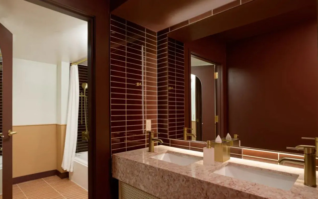 Downright Austin, A Renaissance Hotel