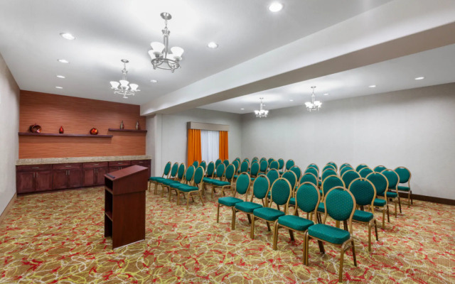 La Quinta Inn & Suites by Wyndham Houston Channelview