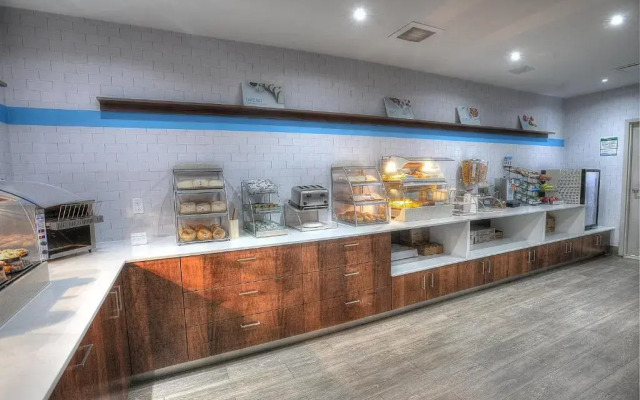 Holiday Inn Express & Suites Toronto Airport West by IHG