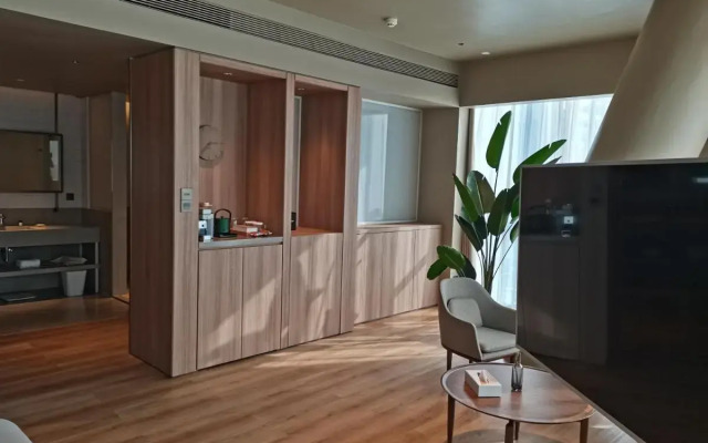 Zhengzhou East Railway Station Crossing Hotel