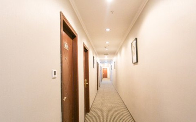 Super 8 Shilu E Jie Qu